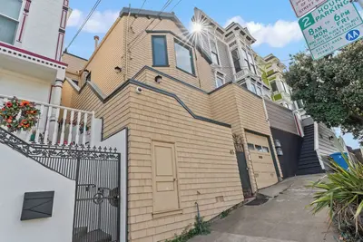 Image de Stylish Walkable House with a View