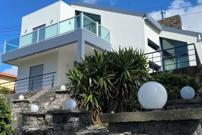 Image de The ideal getaway: magical sunset, beach nearby, and top attractions close by.