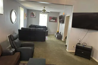 Image de Enjoy this cozy 3-bedroom, 7-bed home near Cincinnati's arenas and attractions.