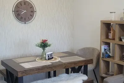 Image de 5 minutes from the mall! Nice and comfortable house in a quiet area.