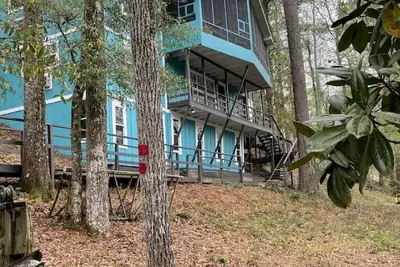 Image de Smurf House on Thomas Mill