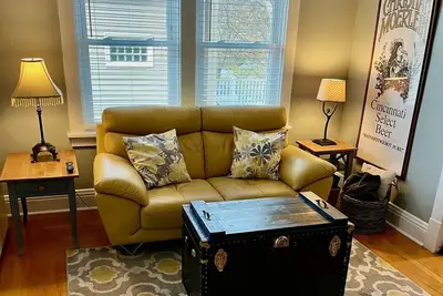 Lovely 2nd Fl home w/ view. 5miles to Downtown- In historical Columbia Tusculum.