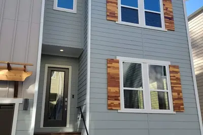 Image de Newly contemporary 3 bdrm detached Townhome in welcoming Houston with Ac & Wifi!