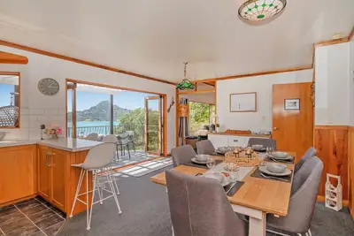 Image de Hosts on the Coast Cythera