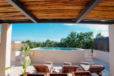 Image de Designer Penthouse w Rooftop Dining and Pool 10 guests