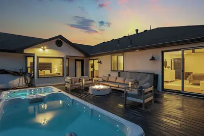 Image de 16person. 10 Bd, Dual Hot Tub. 20 min to Ski Resorts