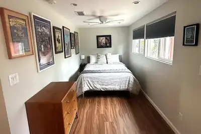 Image de Charming Bungalow - 2 blocks from Downtown, steam shower & Sonos sound system