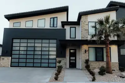 Image de Sleeps 34! Indoor Pickleball, Pool, Sauna, & More!