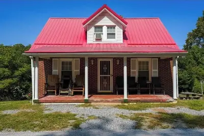 Image de The Outlaw Lodge/Spacious 4-bedroom house in lovely Bluefield with Ac, WiFi