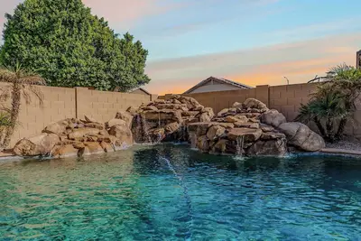 Image de Private 2br Oasis | 10 Min to Stadium & Pool