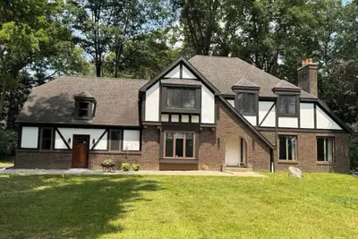 Relax with the whole family, peaceful and in the woods on 6 beautiful acres.