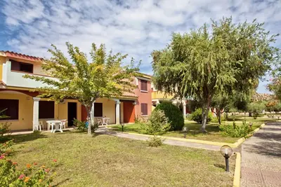 Image de Two-room apartment of approximately 45 m2 located on the ground floor, on the upper floor or on two levels composed of a living room with kitchenette and double or double sofa bed, double bedroom, bathroom with shower. Patio or balcony with outdoor table