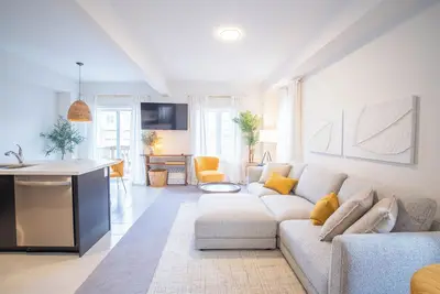 Image de The Coziest Corner in Ancaster. Brand New!