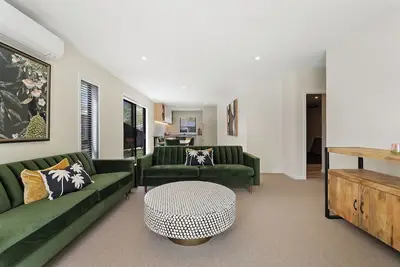 Image de Warm and stylish new home close to river, lake, restaurants and golf course.