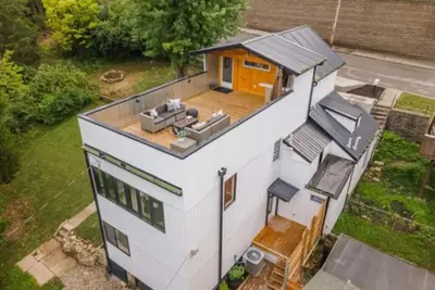 Image de Downtown skyline view featuring giant rooftop deck & wet bar with a city view.