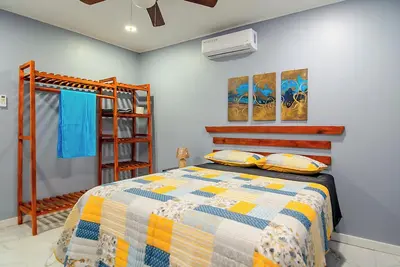 Image de Charming 2-bedroom, 3 beds apartment, Ac, WiFi, free parking in lovely West End