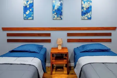 Image de Comfortable 2-bedroom retreat nestled in the vibrant West End- Apt#4