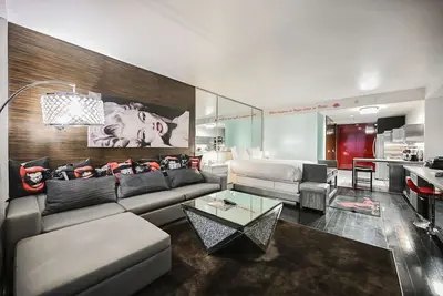Image de Svs: Marilyn-Themed Studio | Strip View Balcony | Unique Decor | Palms Place