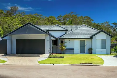 Mooloolaba/Mnt Creek beachy family home with pool