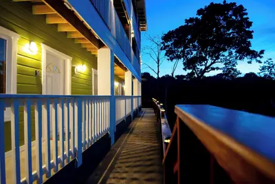 Image de Charming 2-bedroom, 3 beds apartment, Ac, WiFi, free parking in lovely West End