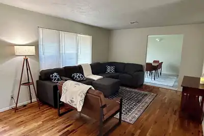 Image de Pet & family friendly 3bd house, central location, fenced yard.