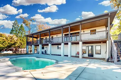 Image de Overlook four states in this exquisite dog friendly home with pool