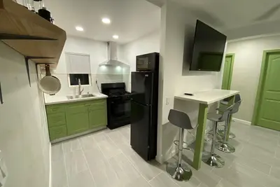 Image de Charming two bedroom bungalow blocks from U of A!