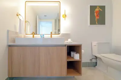 Image de Stylish 1-Bedroom Retreat in Prime Location with City Views\n