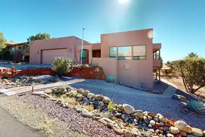 Image de Guesthouse with red rock views, movie theater room, two master ensuites