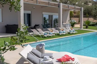 Feel-good villa in a fantastic location with pool and sea views