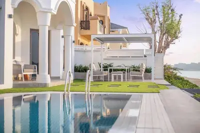 Image de Luxurious 5-bedroom villa with private pool and beach access