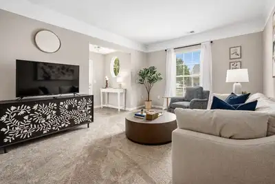 Image de Cozy New Albany 2br | Attached 2-car Garage | Gym