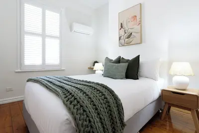 Image de Sunny Cottage Retreat Close to Town Delights