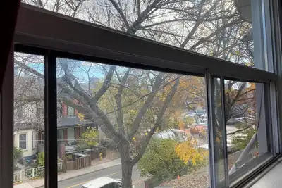 Image de A townhouse’s second floor located in the heart of downtown Toronto.