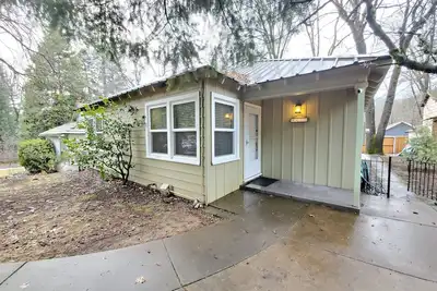 Image de Mountain Bungalow, tall pines, deck, in town.