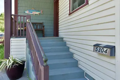 Image de TreeTop Cottage in the trees overlooking the river