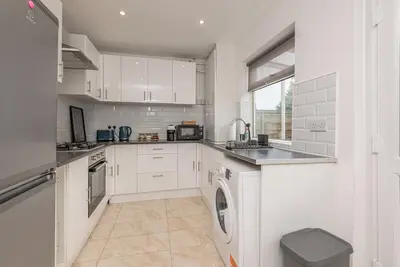 5 bed House, 11 Minutes from Leeds city centre. \nHome from home.