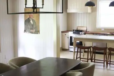 Image de Homewood Historic Cabin w/ Patio, Sleeps 8