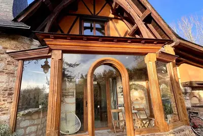 Image de Gîte cosy aux allures de château avec kiosque privé et vue sur étang.