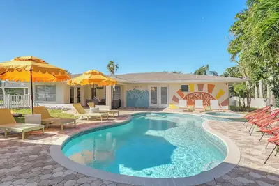 Image de Main House + Guest House + Hot Tub + Heated Pool + 5 King Beds + Img + Car + Sea