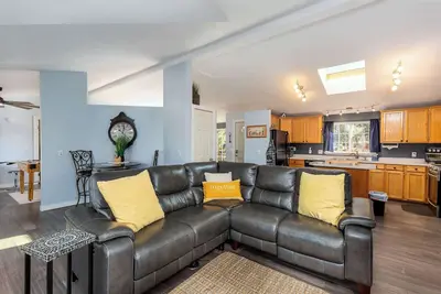 Image de Pet-Friendly Bend Getaway W/ Hot Tub & Games