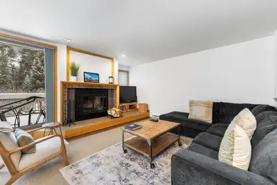 Image de Ideally Located Condo Near River Run Village w/ Spacious Balcony & Fireplace!