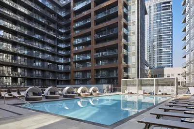 Image de Luxury Seattle Suite w/ Balcony, King Bed & Pools—Near South Lake Union Fun!