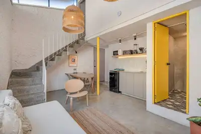 Image de 2 Story apt in Manila with Kitchenette & fast WiFi