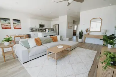 Image de Bright 2-Bedroom Home with Mountain Views