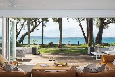 Image de Azure Haven – A Waterfront Luxury Retreat for Families