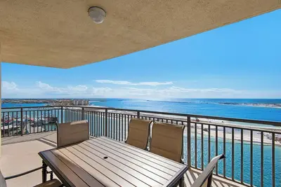 Image de 🌊HarborWalk~Large Balcony w/ Crab Island & Gulf Views ~3br Emerald Grande W625