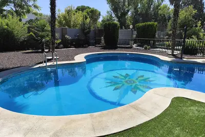 Image de Chalet individual con gran jardín, piscina y pista deportiva