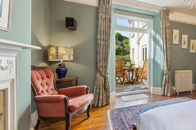 Image de de Luxe-Appartement-Salle de bain privée séparée-Vue sur Jardin