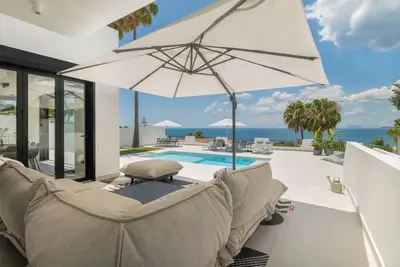 Villa in Estepona with Amazing Sea Views